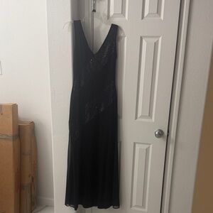 Chic Black Sleeveless Gown